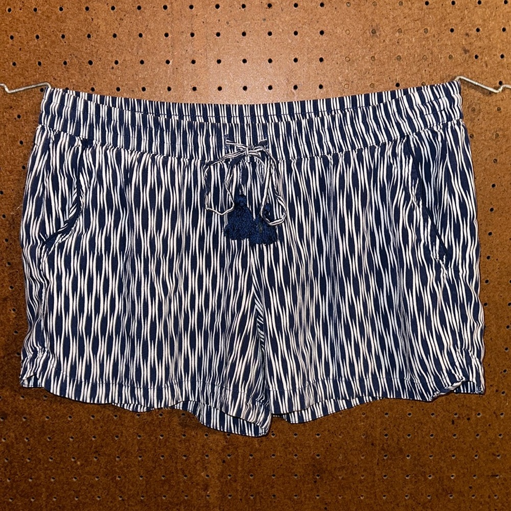 Beach shorts with drawstring